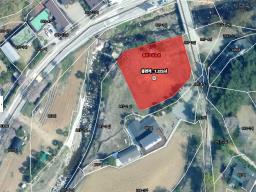 맑고 깨끗한 냇가와 접한 토지이며, 2차선 30m, 37번 국도 500m 접근성 좋은 토지