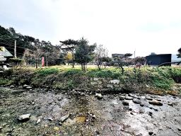 맑고 깨끗한 냇가와 접한 토지이며, 2차선 30m, 37번 국도 500m 접근성 좋은 토지_썸네일_2