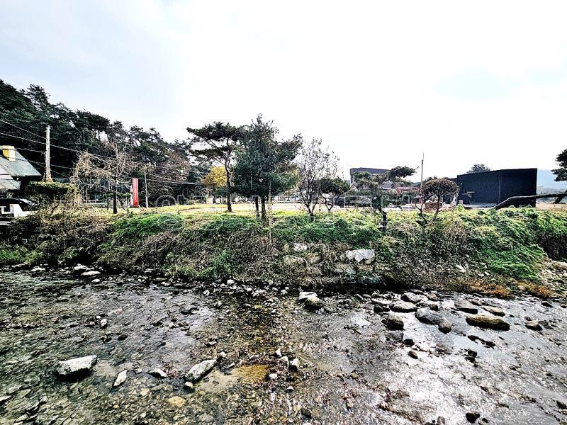 맑고 깨끗한 냇가와 접한 토지이며, 2차선 30m, 37번 국도 500m 접근성 좋은 토지_2