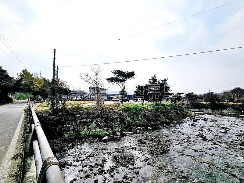 맑고 깨끗한 냇가와 접한 토지이며, 2차선 30m, 37번 국도 500m 접근성 좋은 토지_3