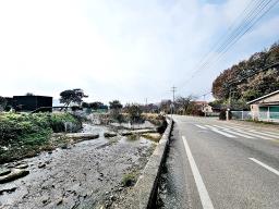 맑고 깨끗한 냇가와 접한 토지이며, 2차선 30m, 37번 국도 500m 접근성 좋은 토지_썸네일_4