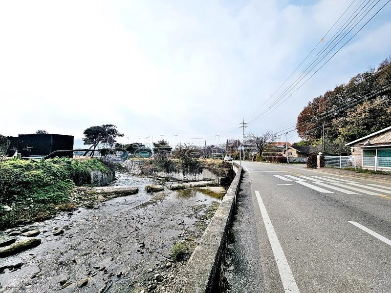 맑고 깨끗한 냇가와 접한 토지이며, 2차선 30m, 37번 국도 500m 접근성 좋은 토지_4