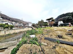 맑고 깨끗한 냇가와 접한 토지이며, 2차선 30m, 37번 국도 500m 접근성 좋은 토지_썸네일_12