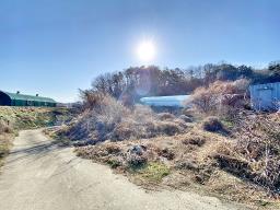 37번 국도 인근의 토지로 구거와 접하고 종중 땅과 접한 8천만원대 토지_썸네일_2