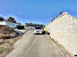 37번 국도 인근의 토지로 구거와 접하고 종중 땅과 접한 8천만원대 토지_썸네일_3