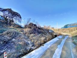 37번 국도 인근의 토지로 구거와 접하고 종중 땅과 접한 8천만원대 토지_썸네일_6